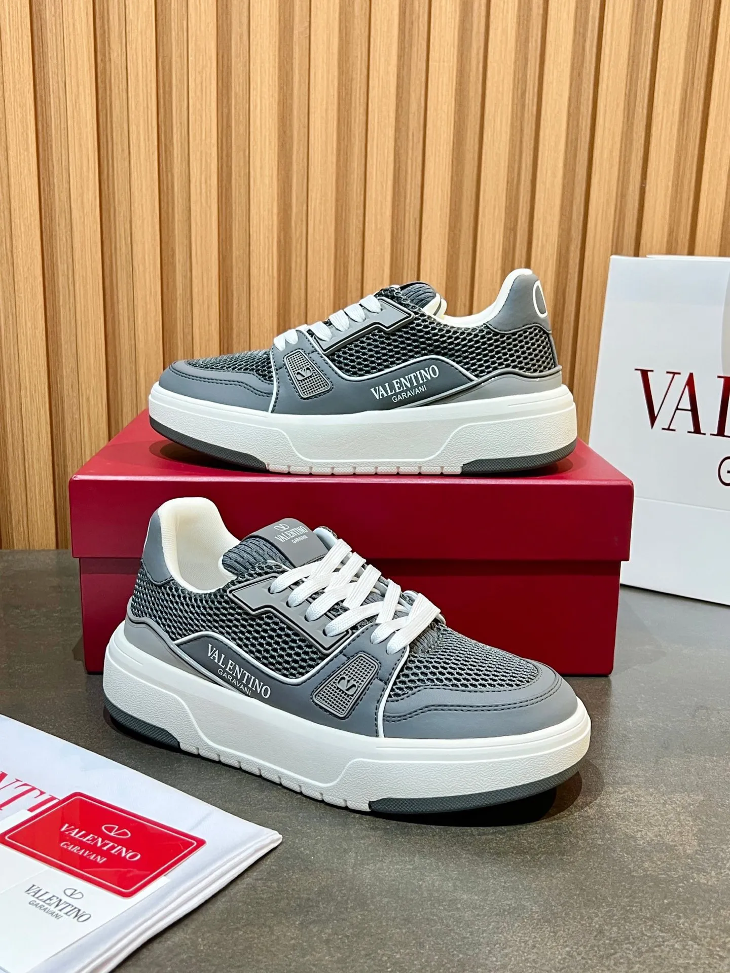 Men's men's shoes 💰640 VLNT Valentino 𝑶𝒏𝒆𝑺𝒕𝒖𝒅 Couple's sneakers series Valentino 2025 latest couple's sneakers, same style for celebrities, hot sale. Original ZP purchase and dismantling. Repeated pattern making and modification. Trying to restore 1:1 original version! Top luxury masterpiece, soft and comfortable, breathable and light, combines fashion and leisure, brings excellent and elegant texture and excellent on-foot comfort. Top purchasing version upper: imported high-end breathable mesh/original oil edge craftsmanship. Inner: imported mesh. Outsole: original development 𝐓𝐏𝐔 two-color combination outsole. Packaging: original configuration complete package. Code number: 35/44 (customized 45 46). Can be customized (self-labeled - no label) order.